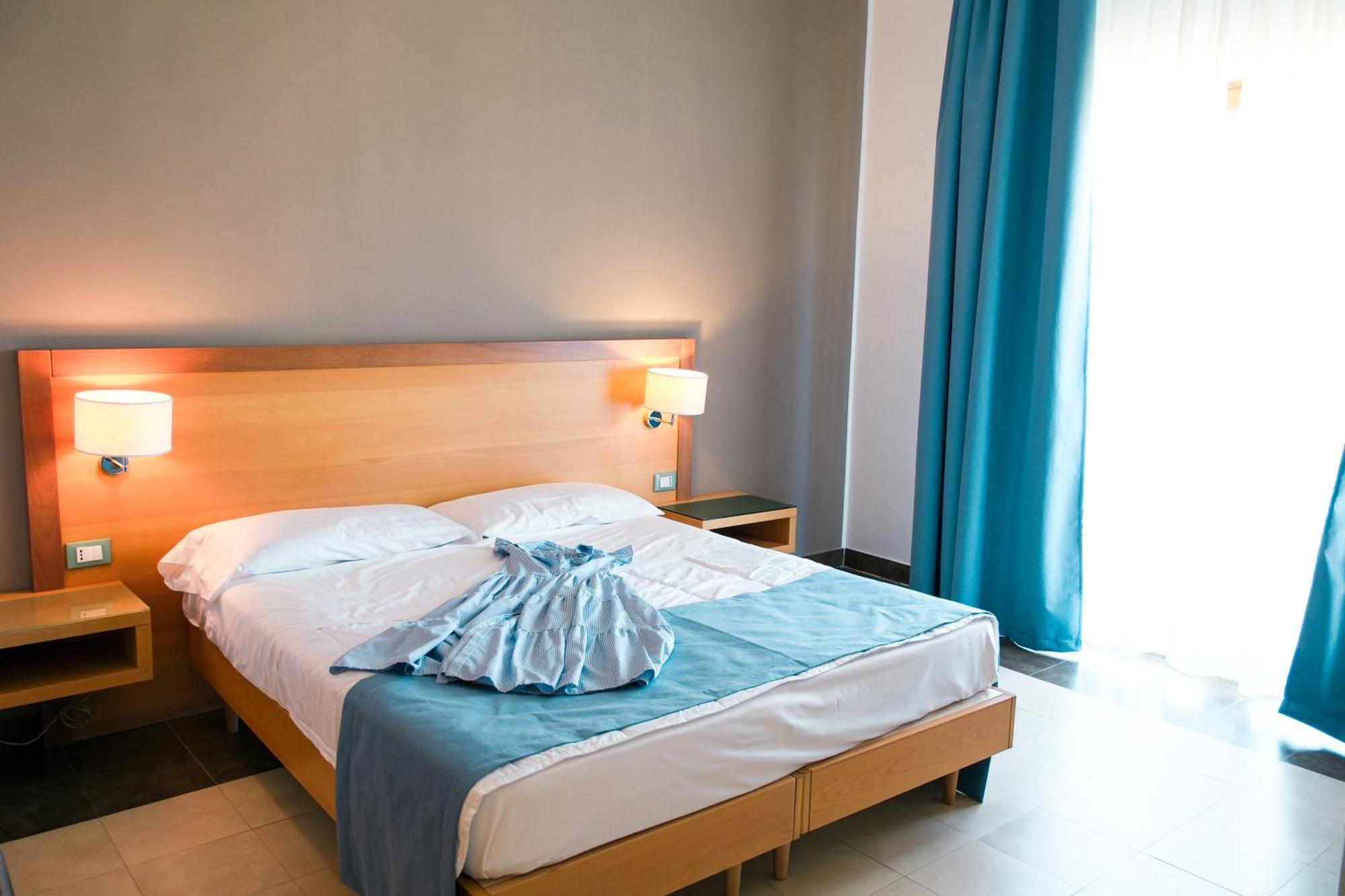Hotel Scoglio Degli Achei Торе Санта Сабина Екстериор снимка