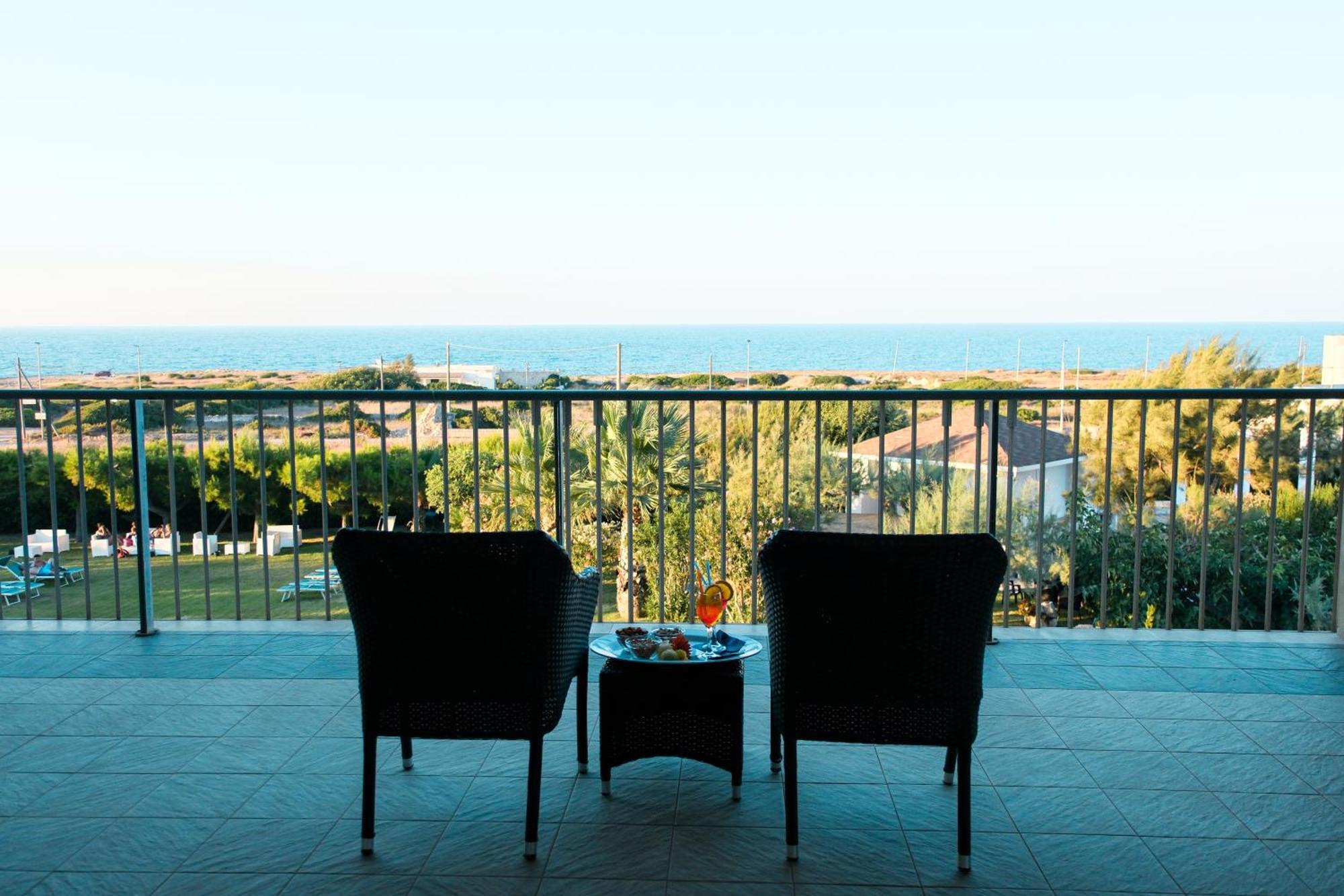 Hotel Scoglio Degli Achei Торе Санта Сабина Екстериор снимка